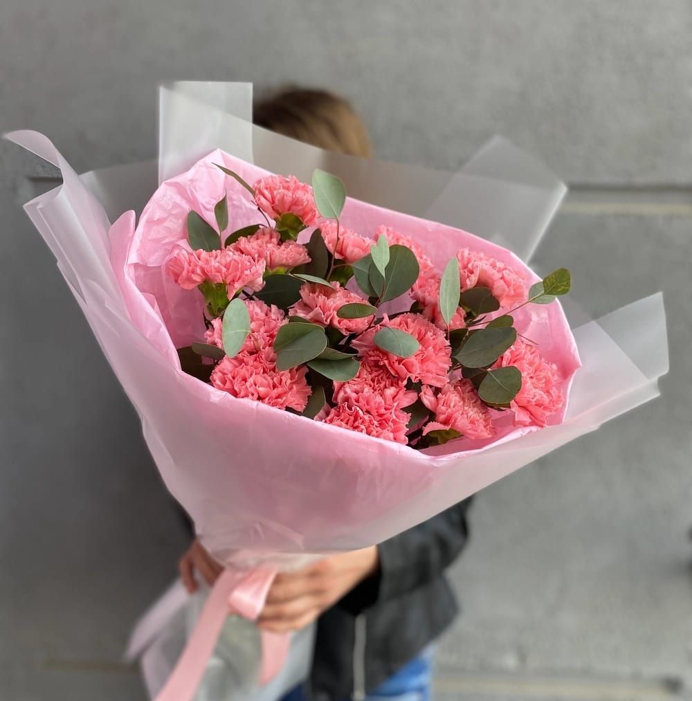 Купить Букет 15 диантусов с эвкалипом
