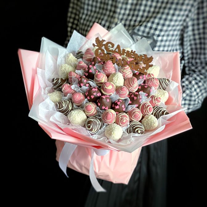 Букет из клубники, конфет и тюльпанов