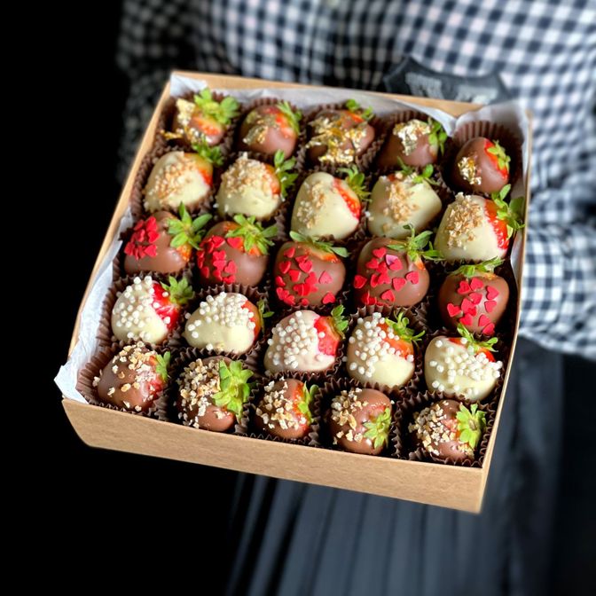 Букет из клубники, конфет и тюльпанов