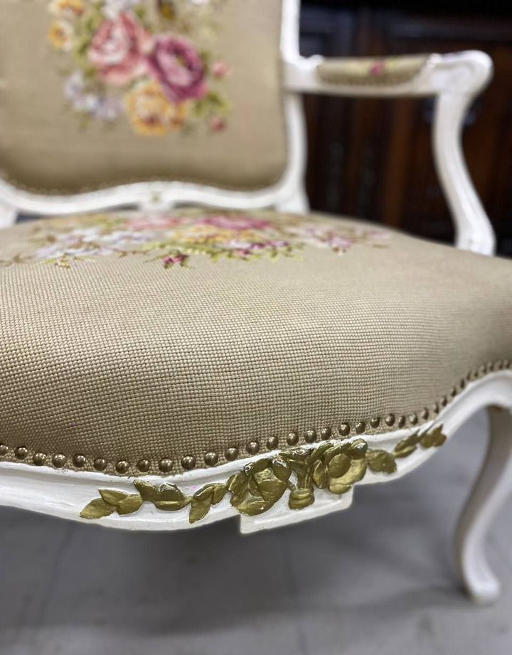 Купить Старинное кресло с гобеленом