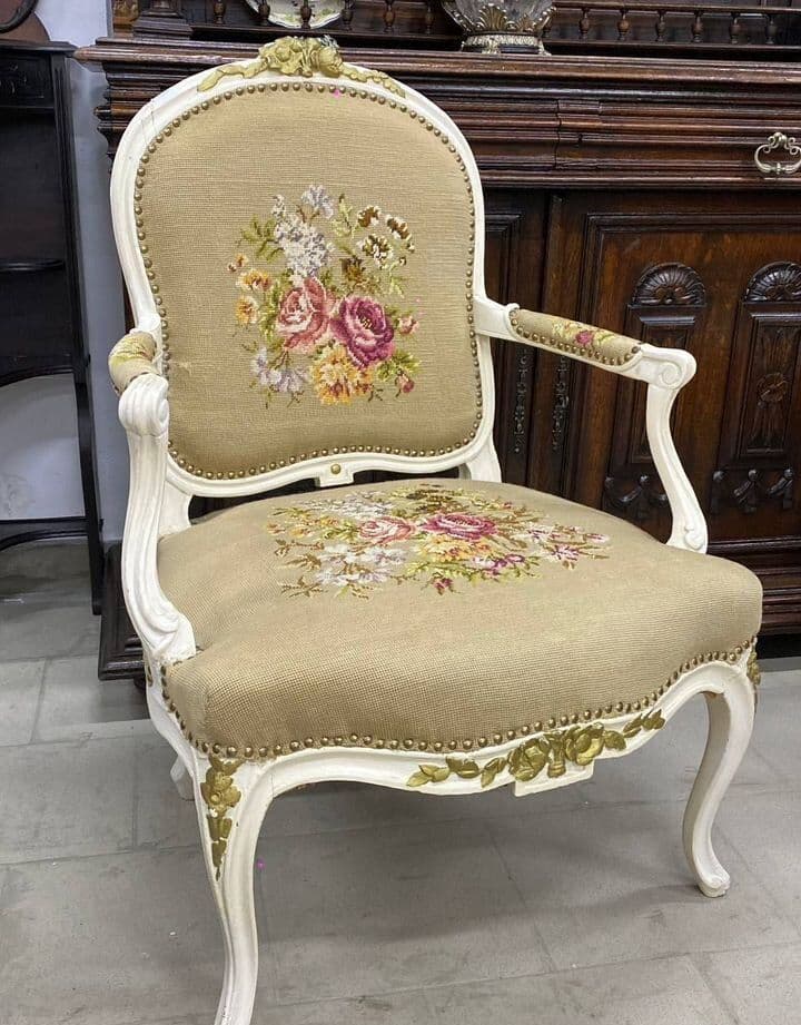 Купить Старинное кресло с гобеленом