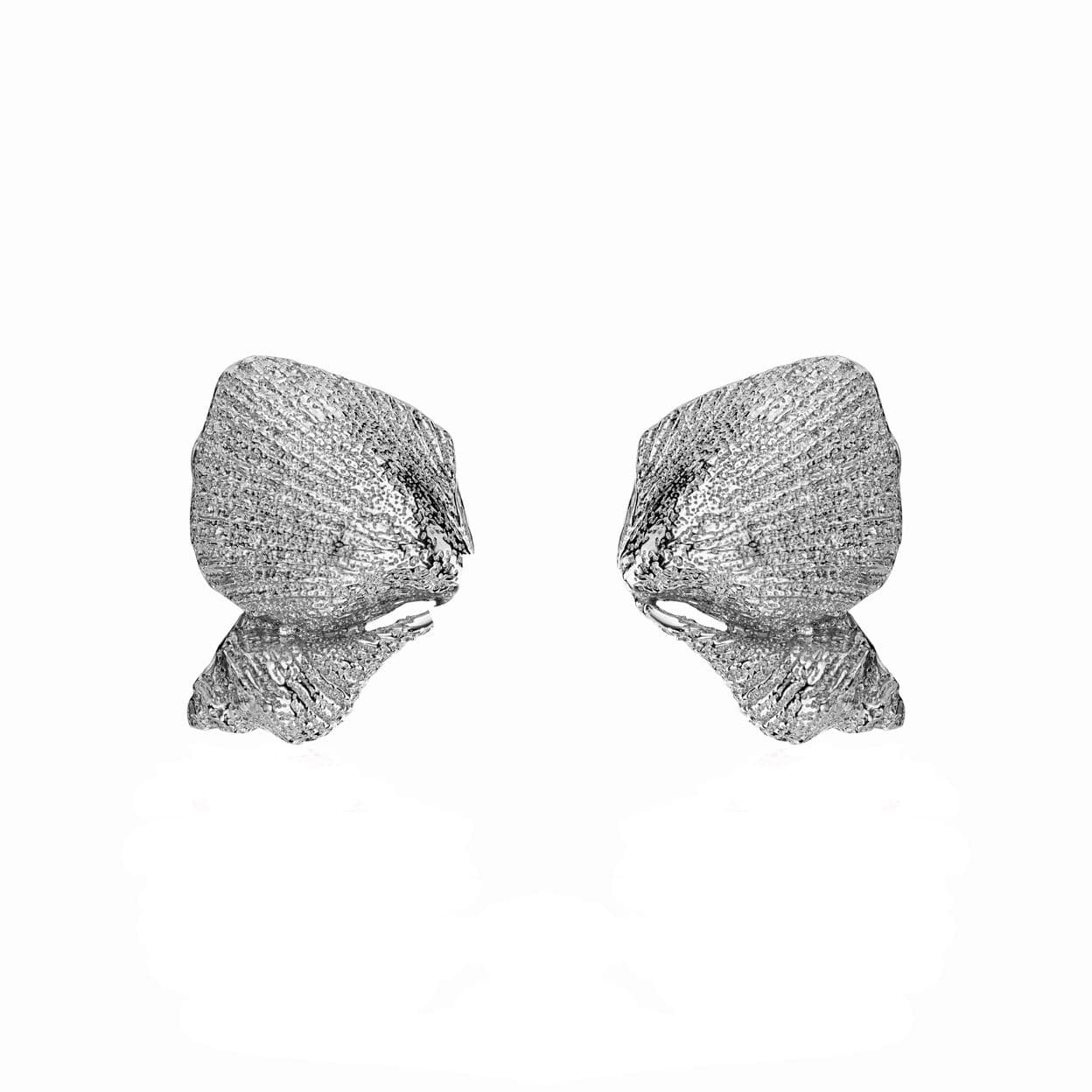 Купить MORE VNUTRI Серьги-пусеты асимметричные ракушки без вставок, платинирование