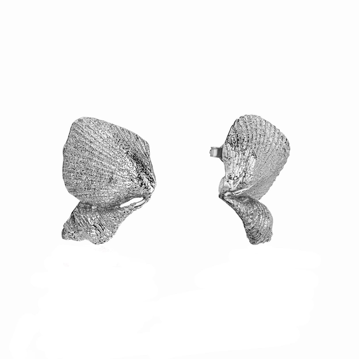 Купить MORE VNUTRI Серьги-пусеты асимметричные ракушки без вставок, платинирование
