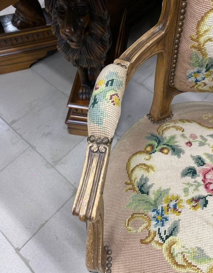 Купить Старинное кресло с гобеленом