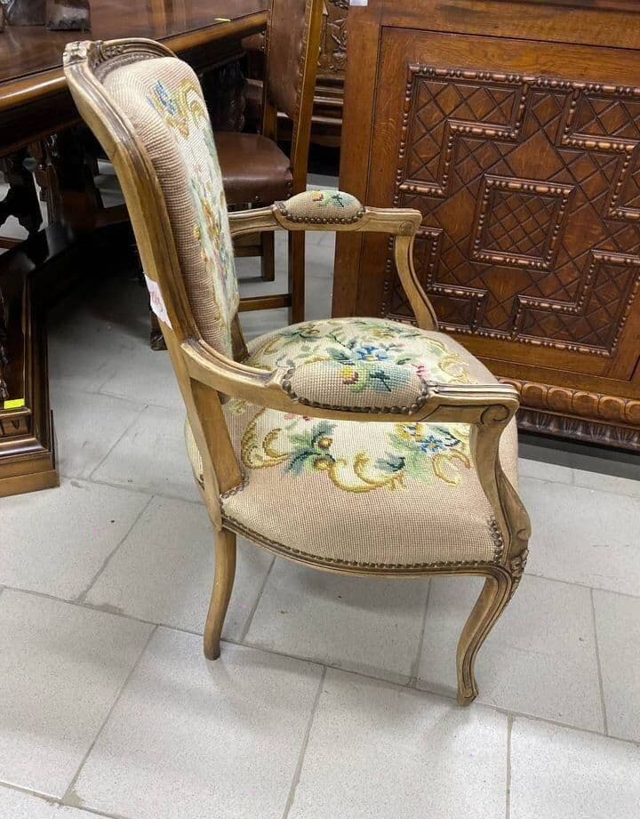 Купить Старинное кресло с гобеленом