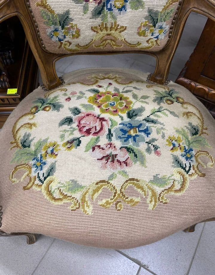 Купить Старинное кресло с гобеленом