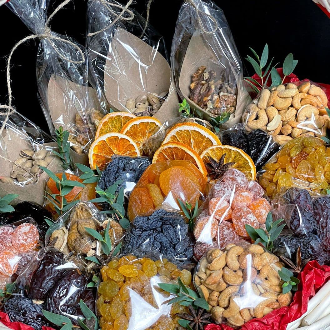 Купить Корзина из орехов и сухофруктов арт. 439