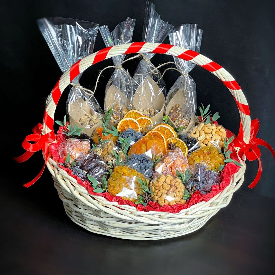 Купить Корзина из орехов и сухофруктов арт. 439