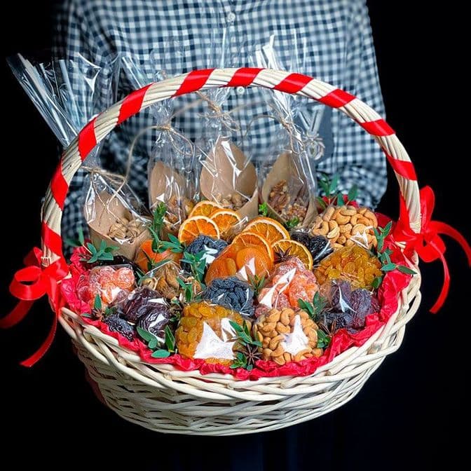 Корзина из орехов
