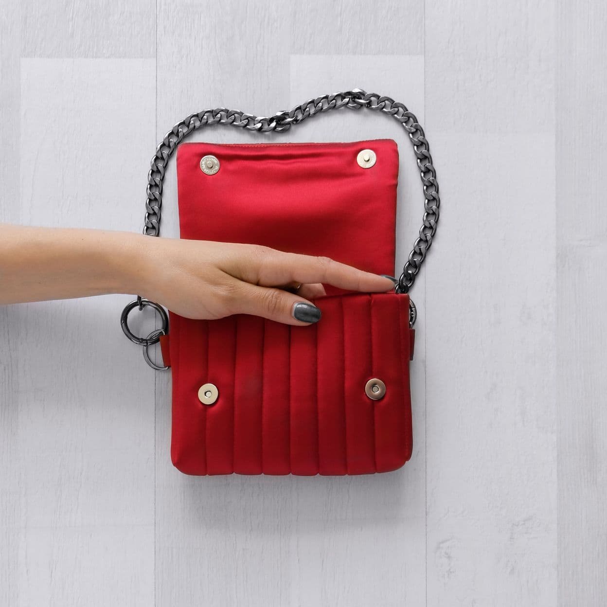 Купить Сумка стеганая AGLAIS в оттенке «Гламурный красный»