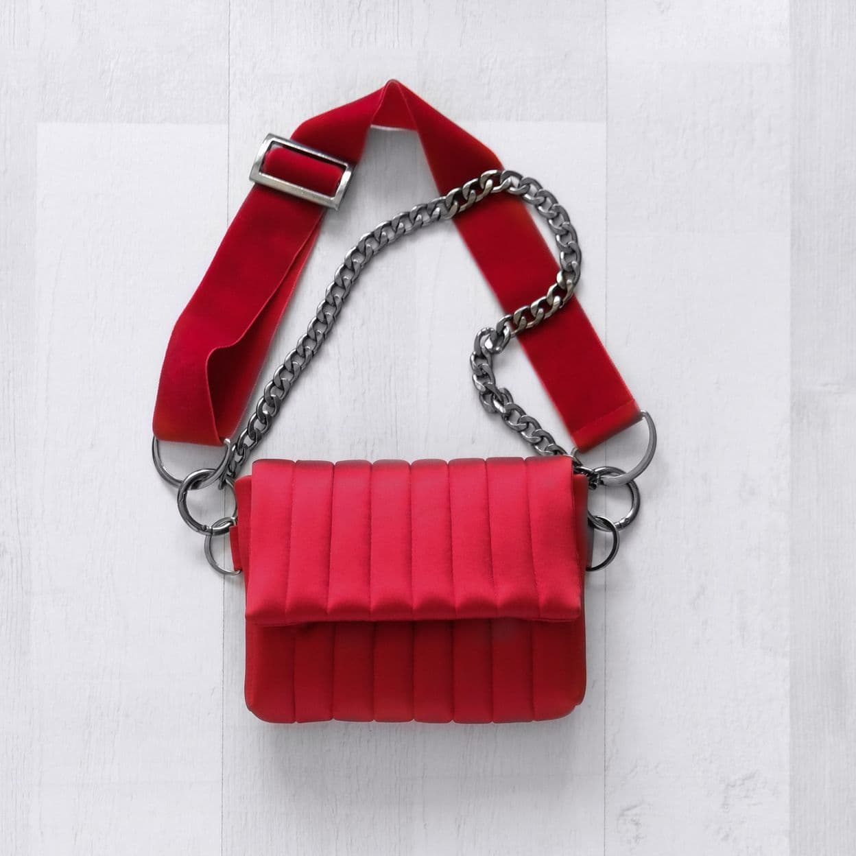 Купить Сумка стеганая AGLAIS в оттенке «Гламурный красный»