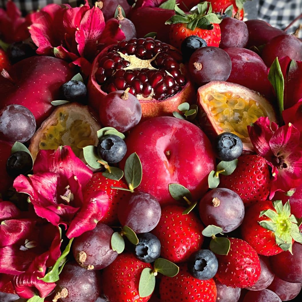 Купить Подарок из фруктов и цветов арт. 545