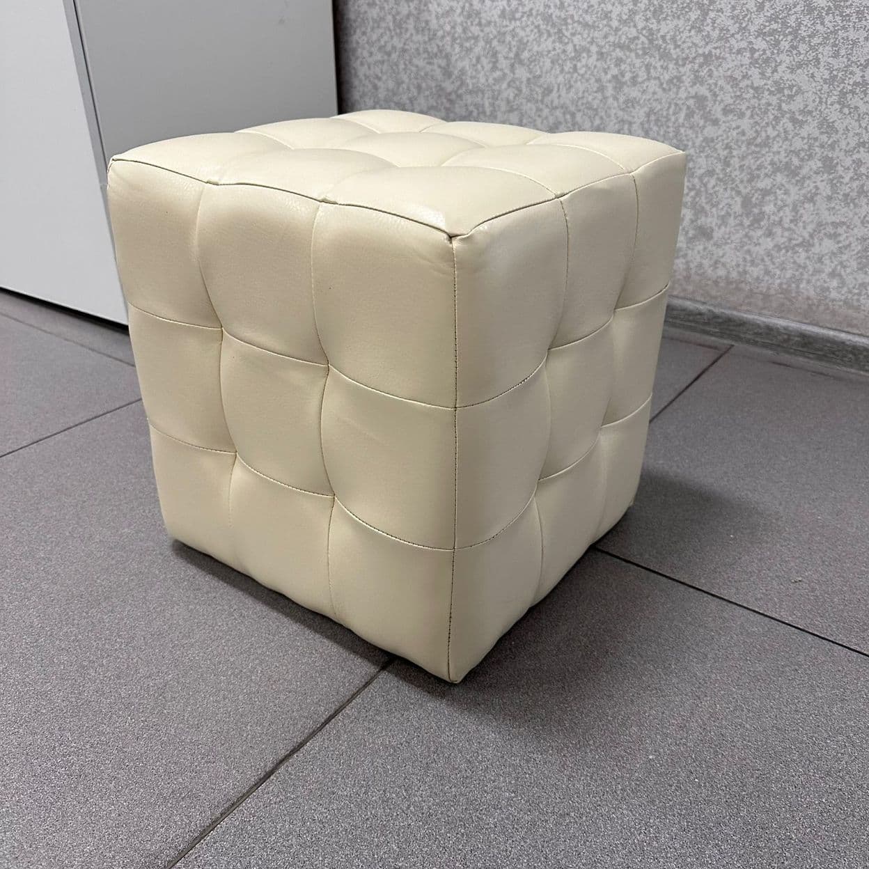 Купить Белый пуфик