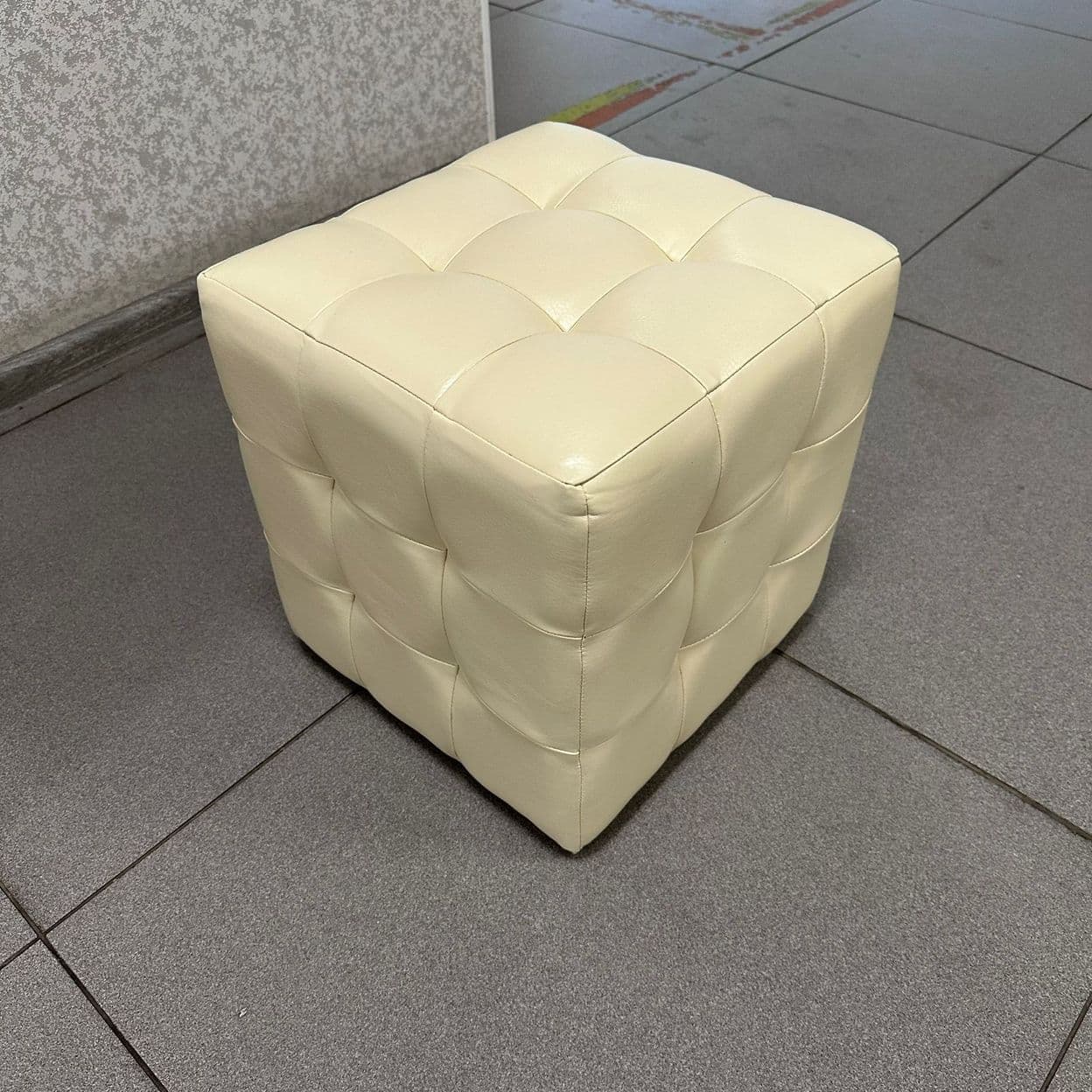 Купить Белый пуфик