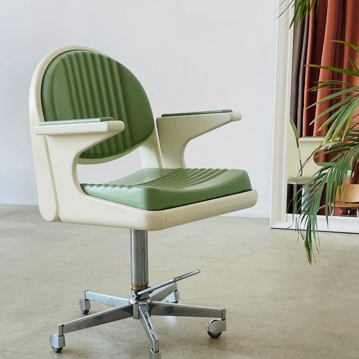 Купить Винтажное парикмахерское кресло