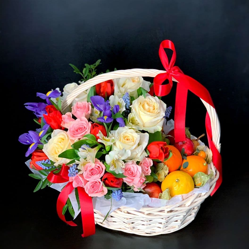 Купить Корзина из фруктов и цветов арт. 275