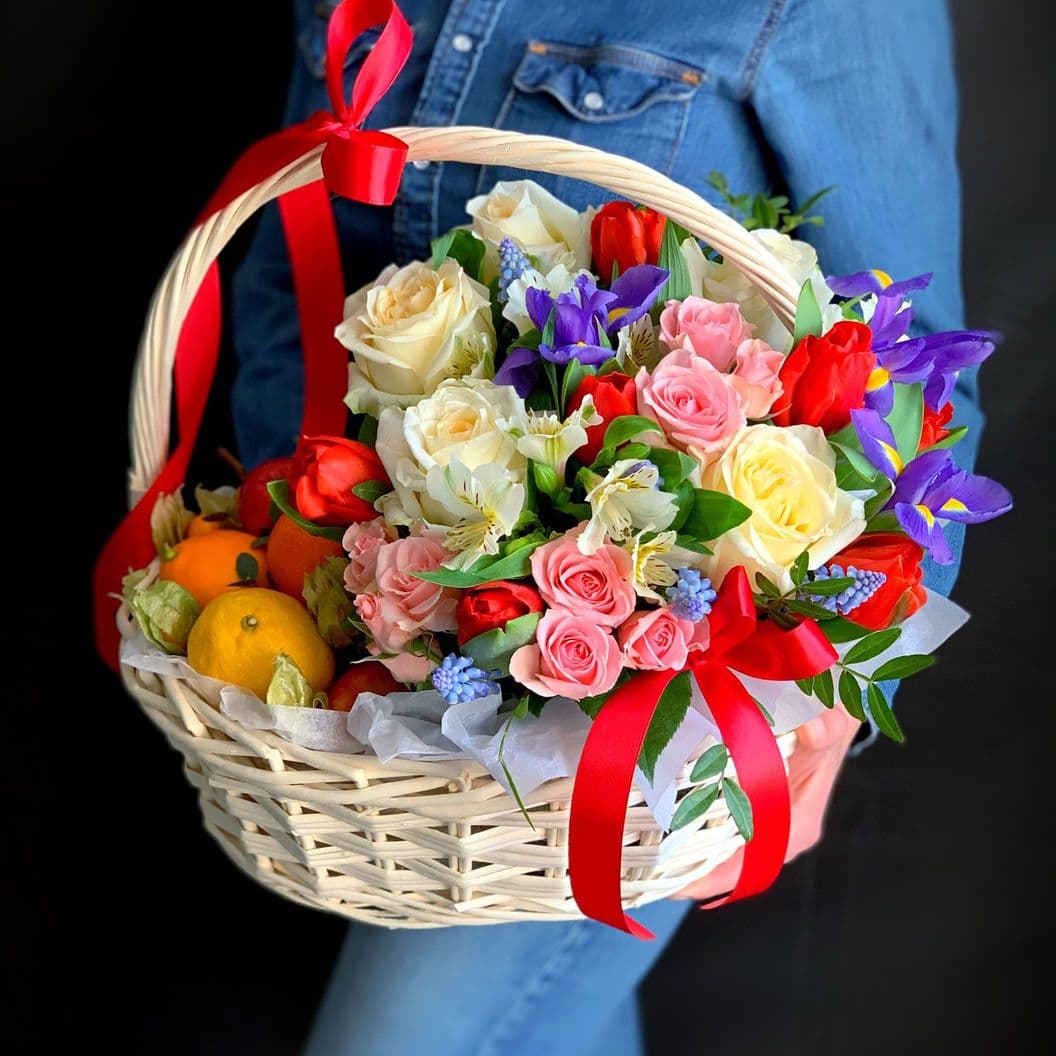 Купить Корзина из фруктов и цветов арт. 275