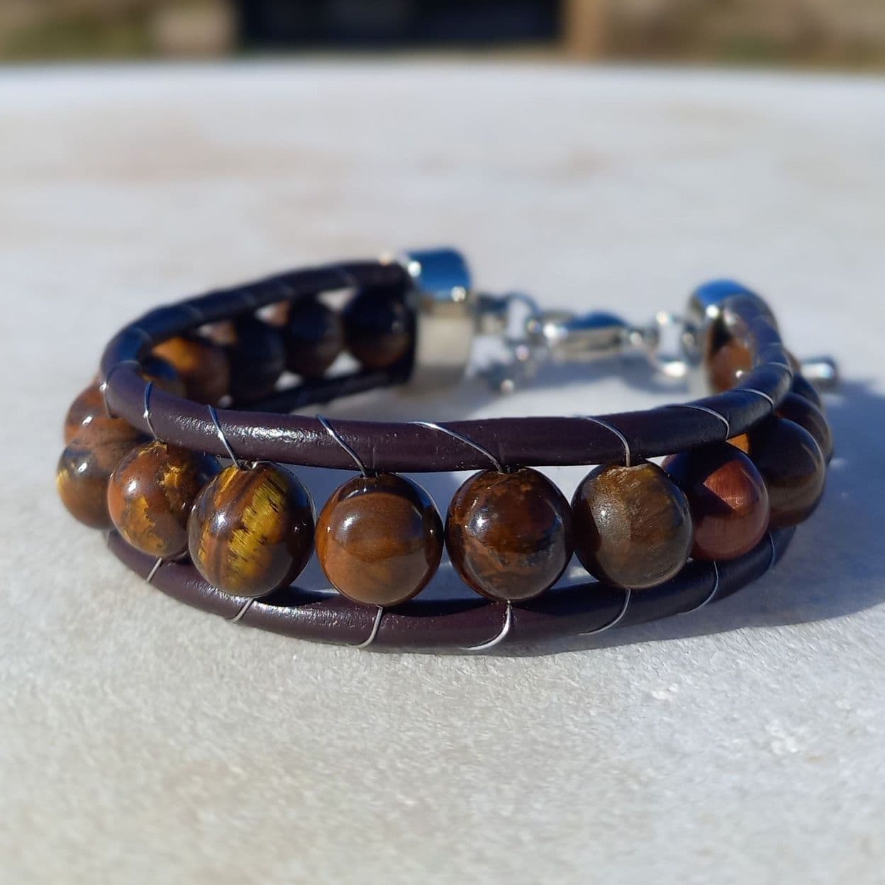 Купить Тигровый глаз, кожа, сталь. Браслет женский кожаный из натуральных камней Тигровый глаз (арт. DMBR002W)