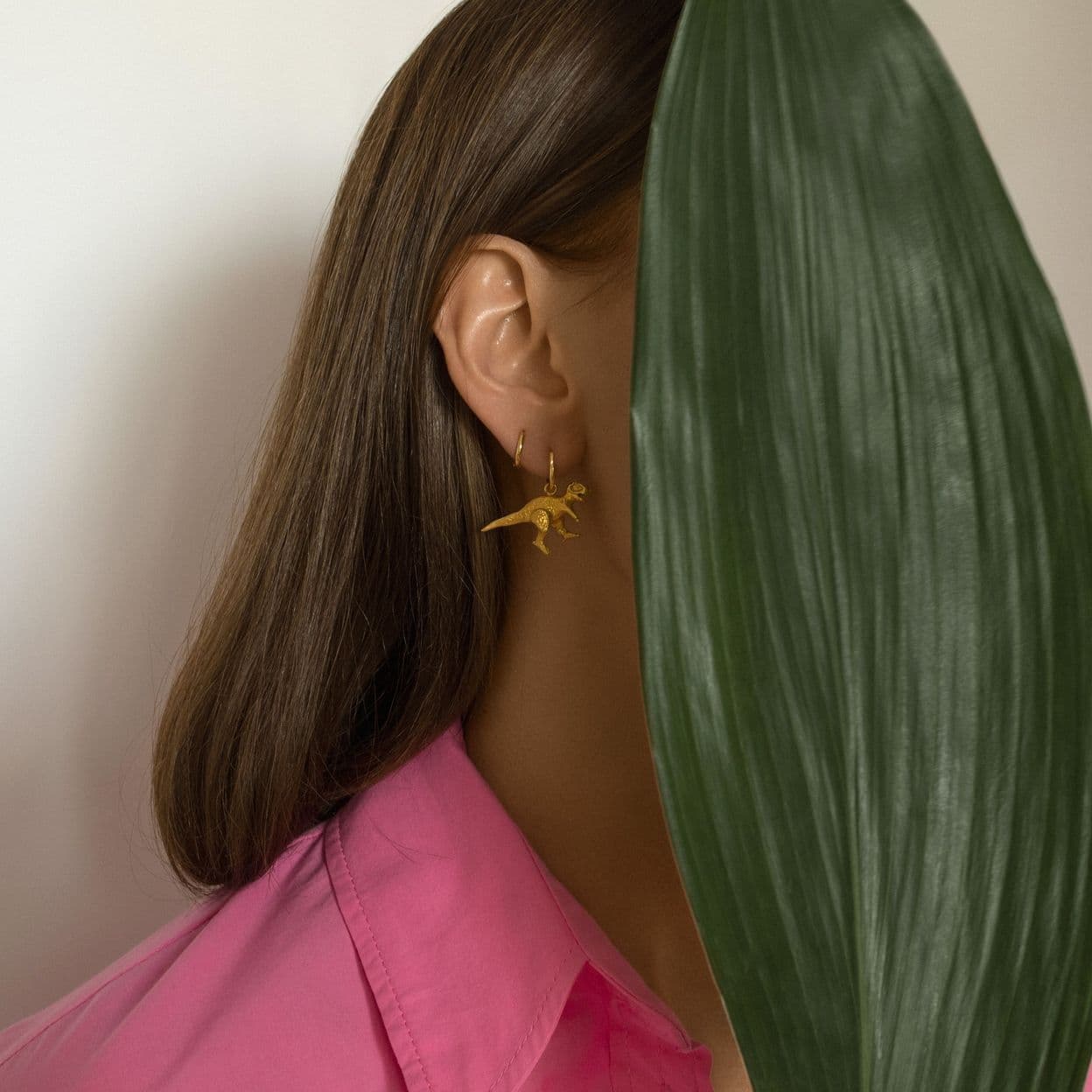 Купить ROAR SIDE Серьги асимметричные с подвесом динозавра, позолота