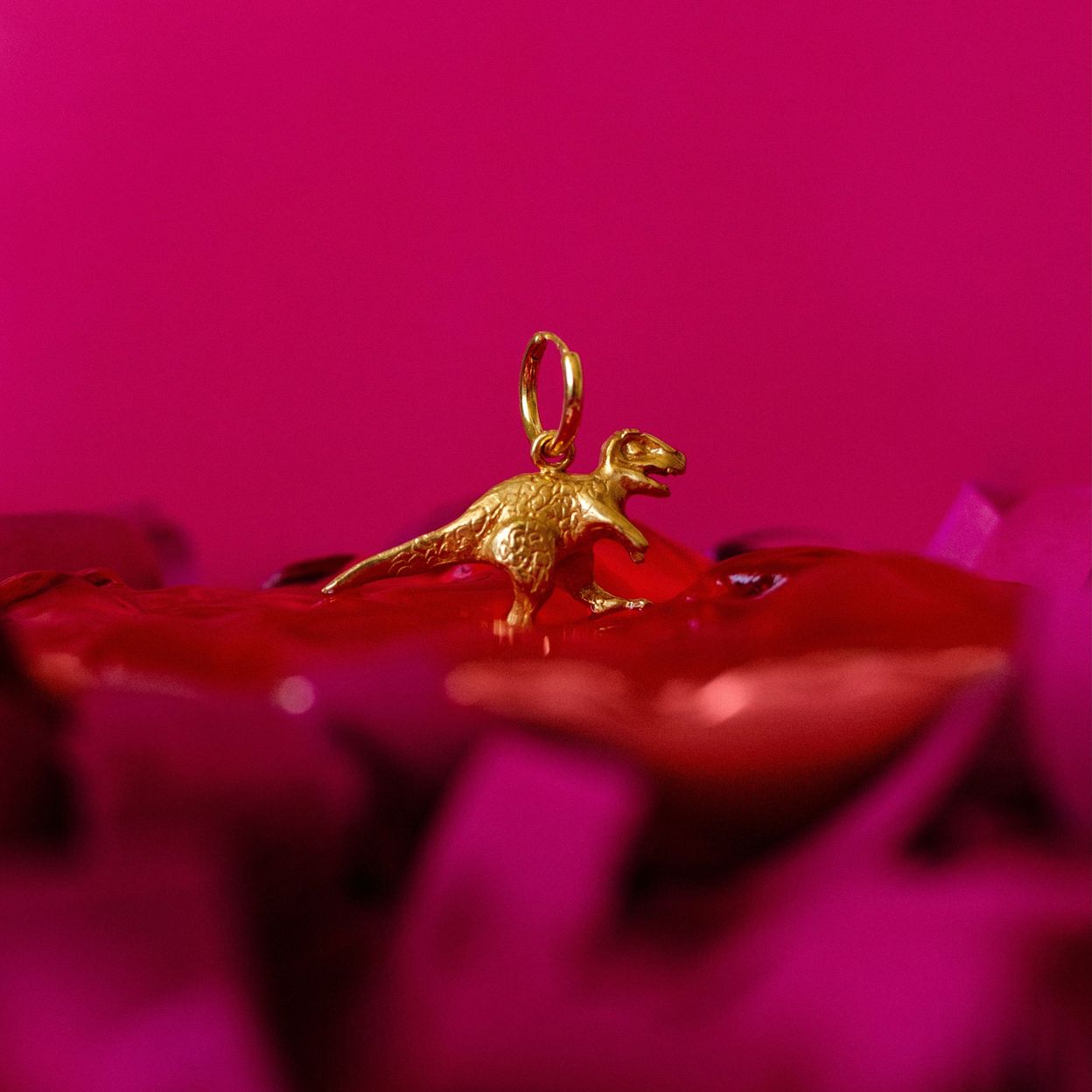 Купить ROAR SIDE Серьги асимметричные с подвесом динозавра, позолота