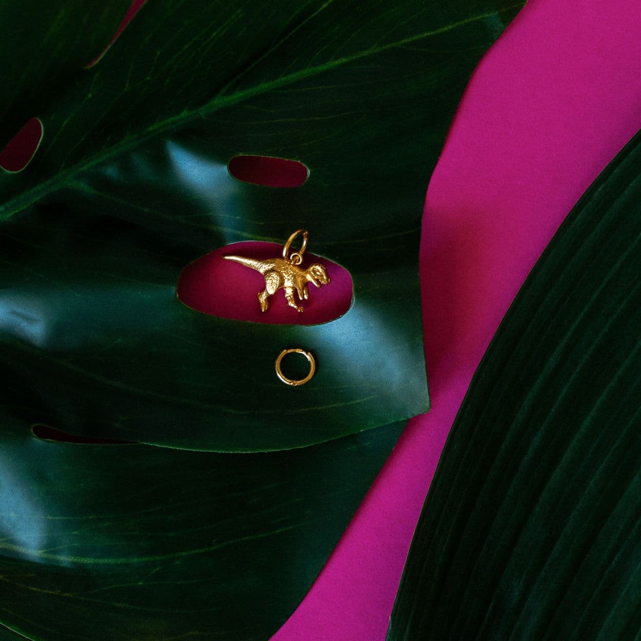 Купить ROAR SIDE Серьги асимметричные с подвесом динозавра, позолота