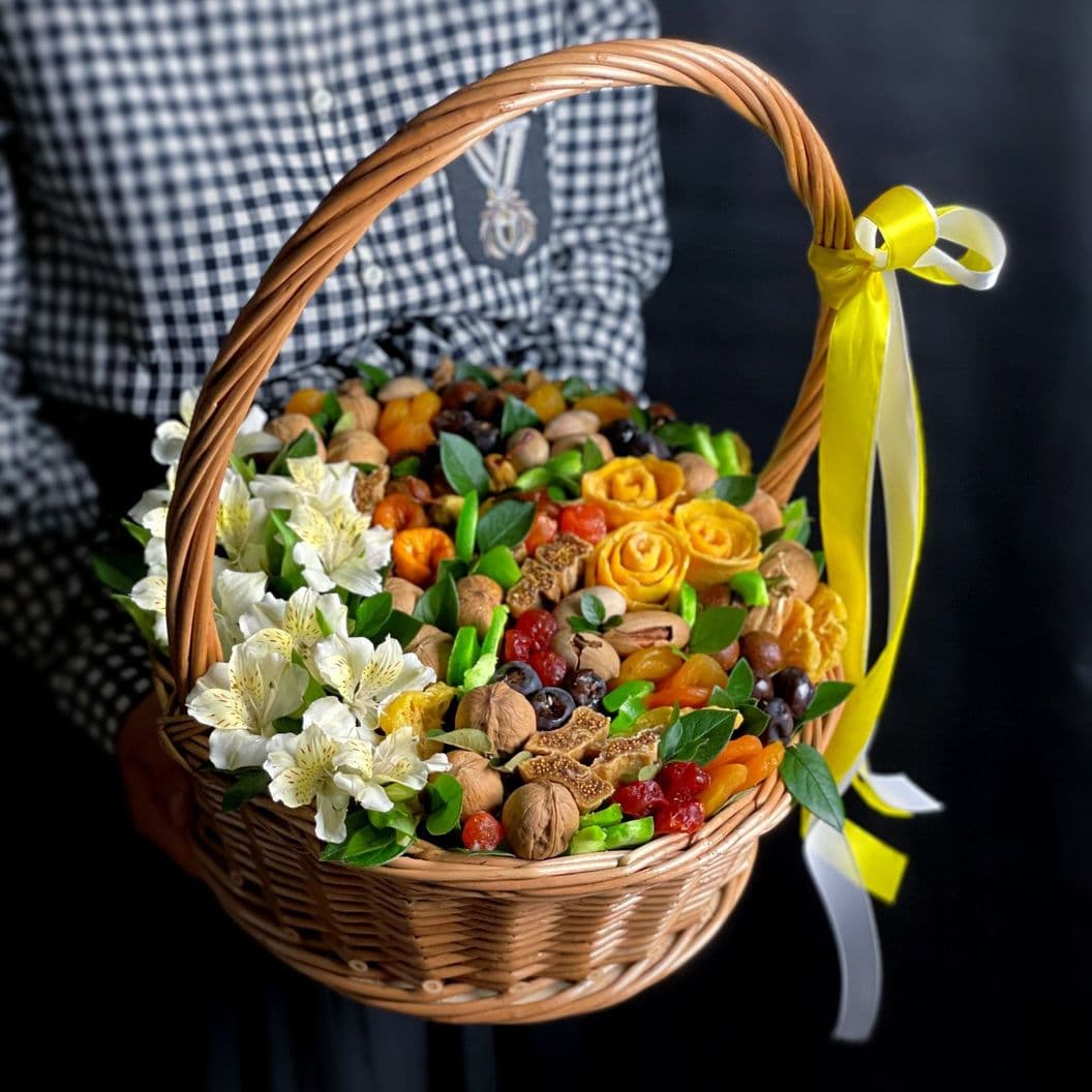 Купить Корзина из сухофруктов и цветов арт. 521