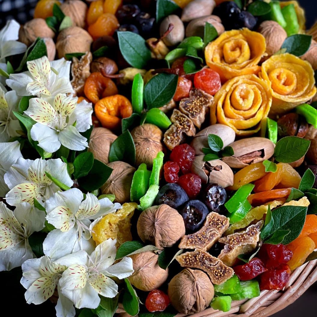 Купить Корзина из сухофруктов и цветов арт. 521