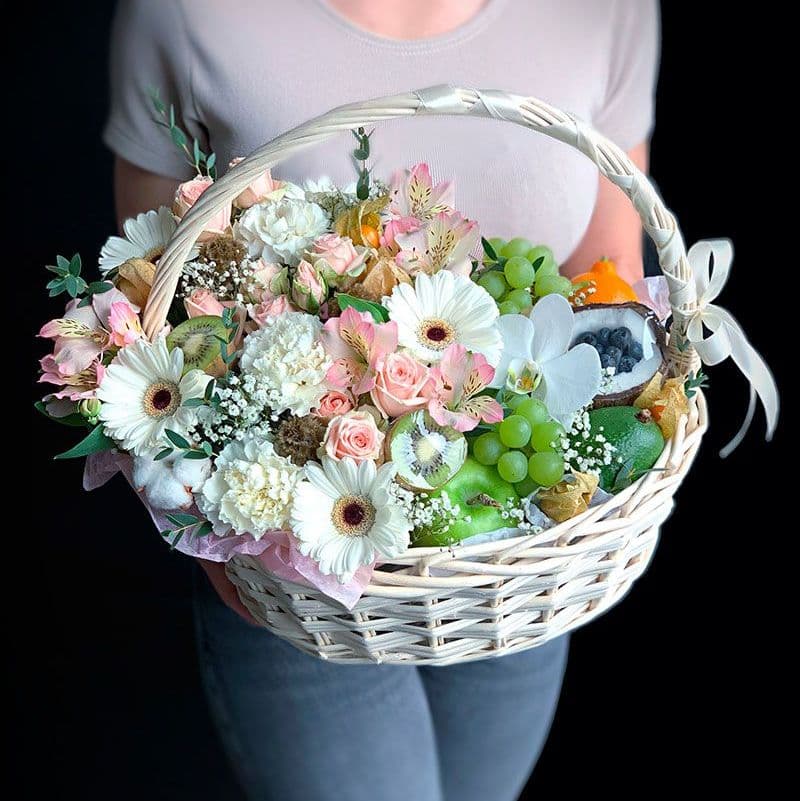 Купить Корзина из фруктов и цветов арт. 267