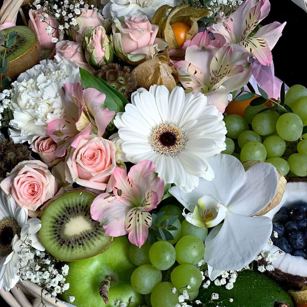 Купить Корзина из фруктов и цветов арт. 267