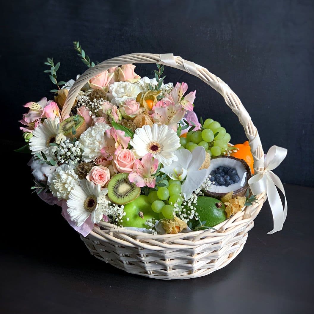 Купить Корзина из фруктов и цветов арт. 267