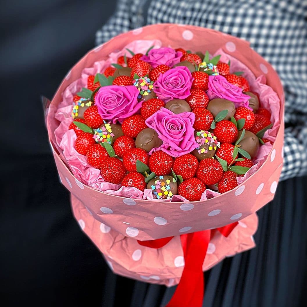 Купить Букет из клубники и роз арт. 366