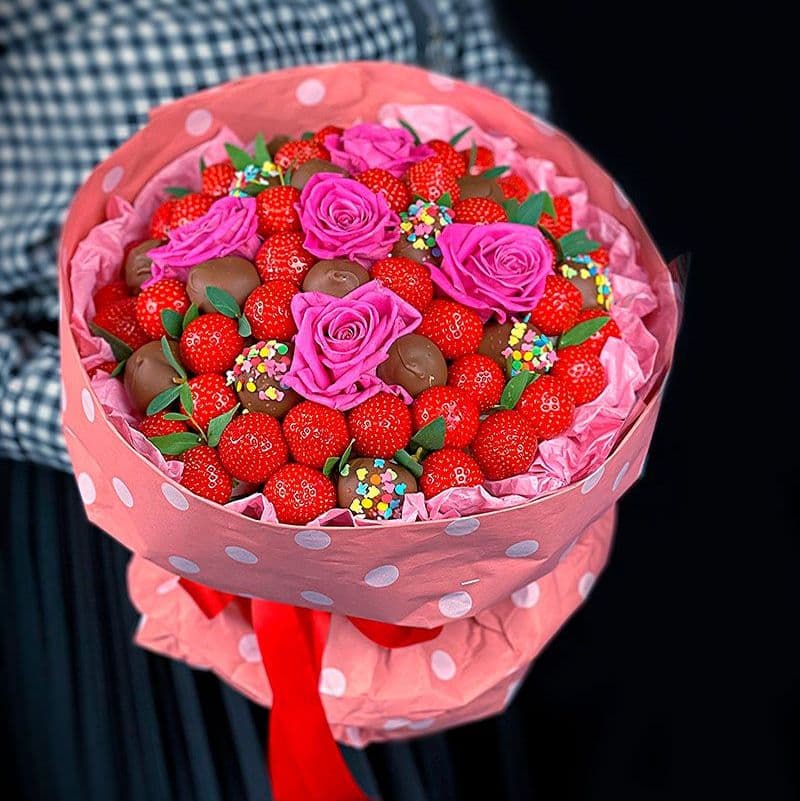 Купить Букет из клубники и роз арт. 366