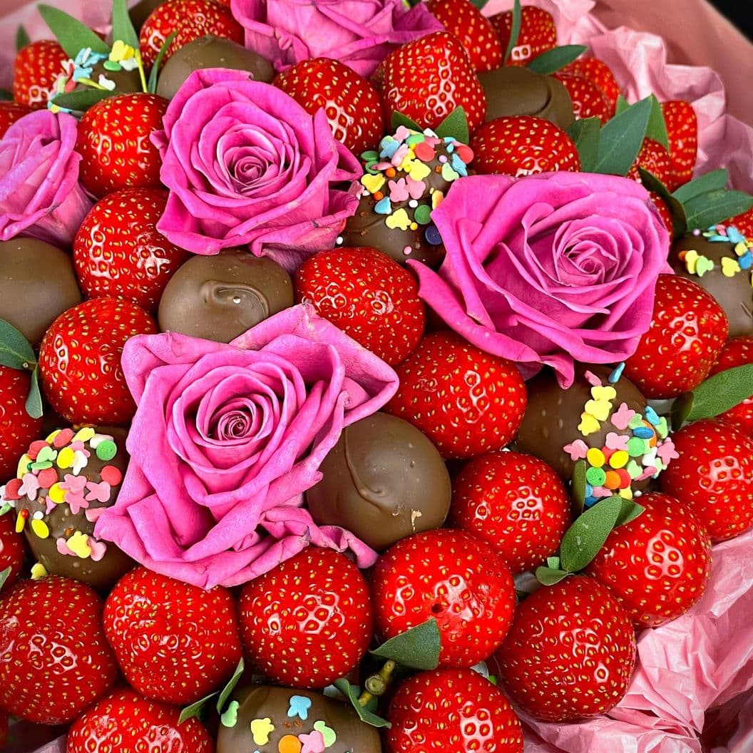 Купить Букет из клубники и роз арт. 366