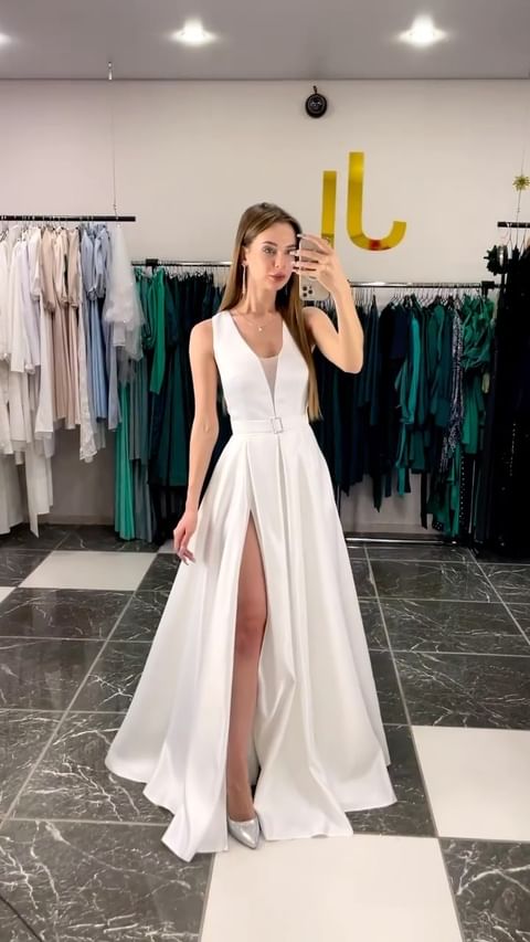 Купить Атласное платье с объемной юбкой и пикантным разрезом по ножке