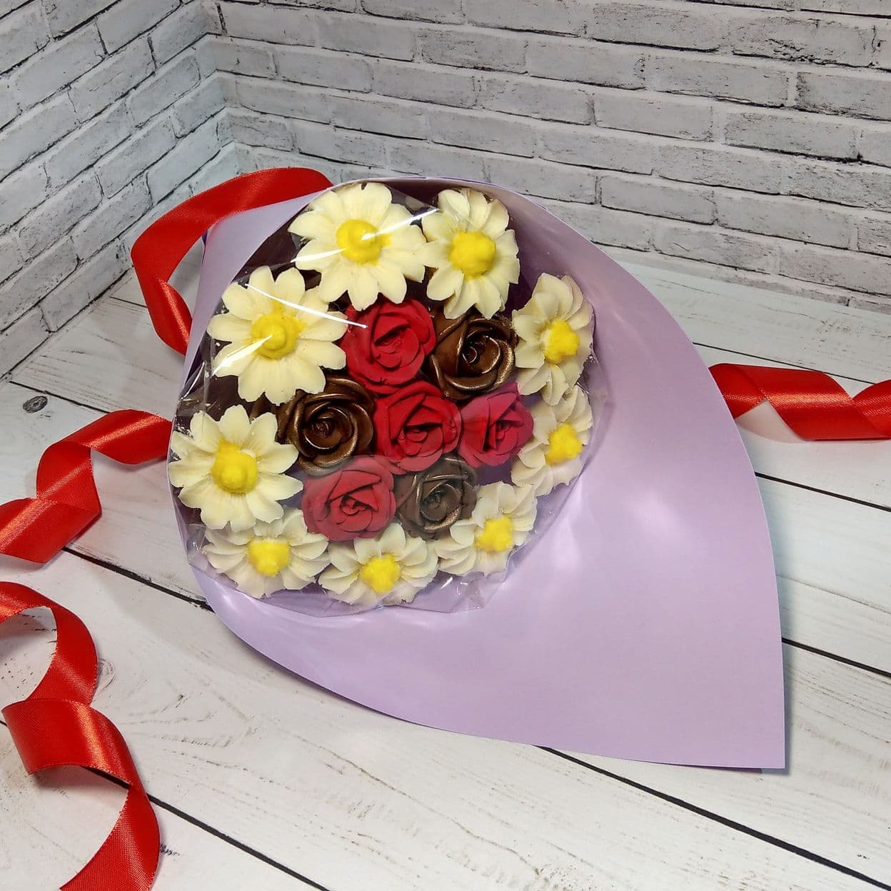 Купить Букет из шоколадных роз и ромашек (7шт.+ 9 шт.)