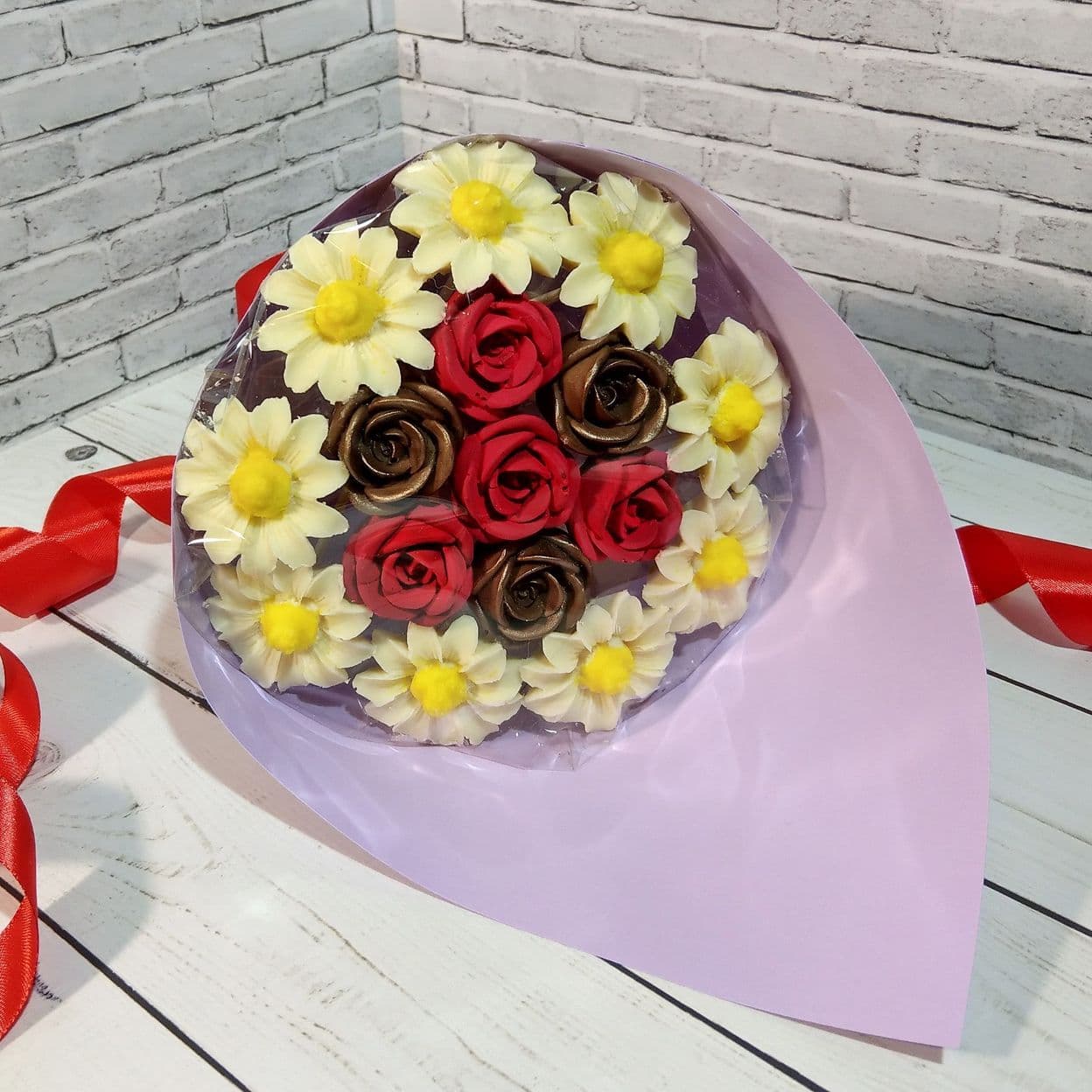 Купить Букет из шоколадных роз и ромашек (7шт.+ 9 шт.)