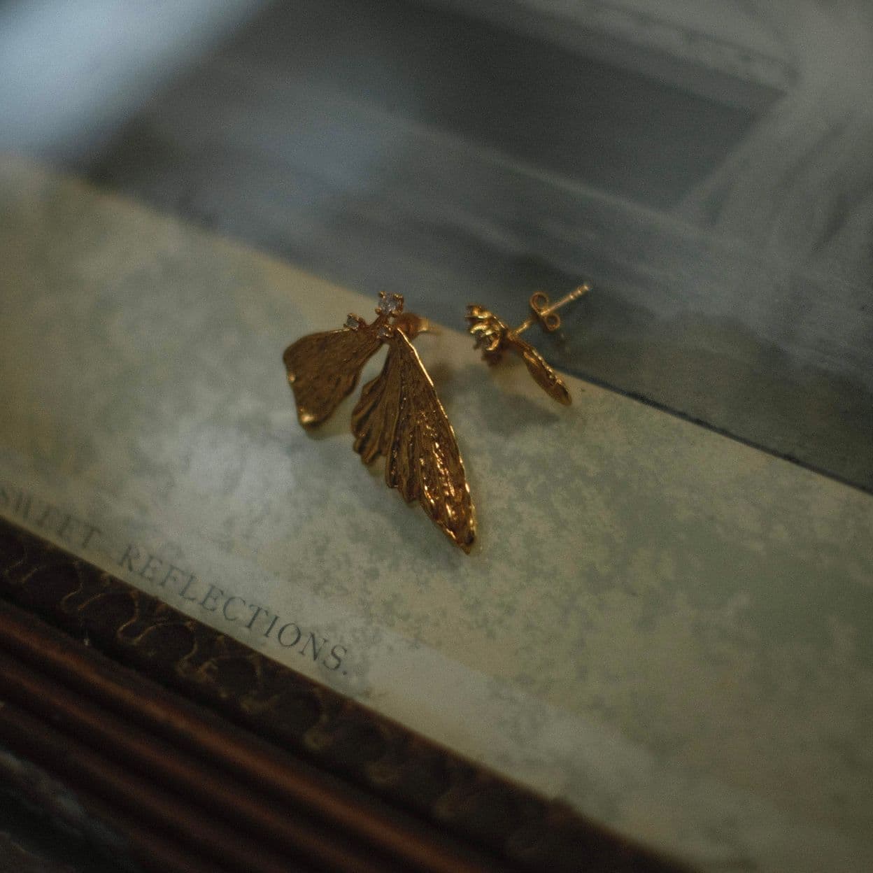 Купить Инсайт Серьги-пусеты асимметричные, позолота