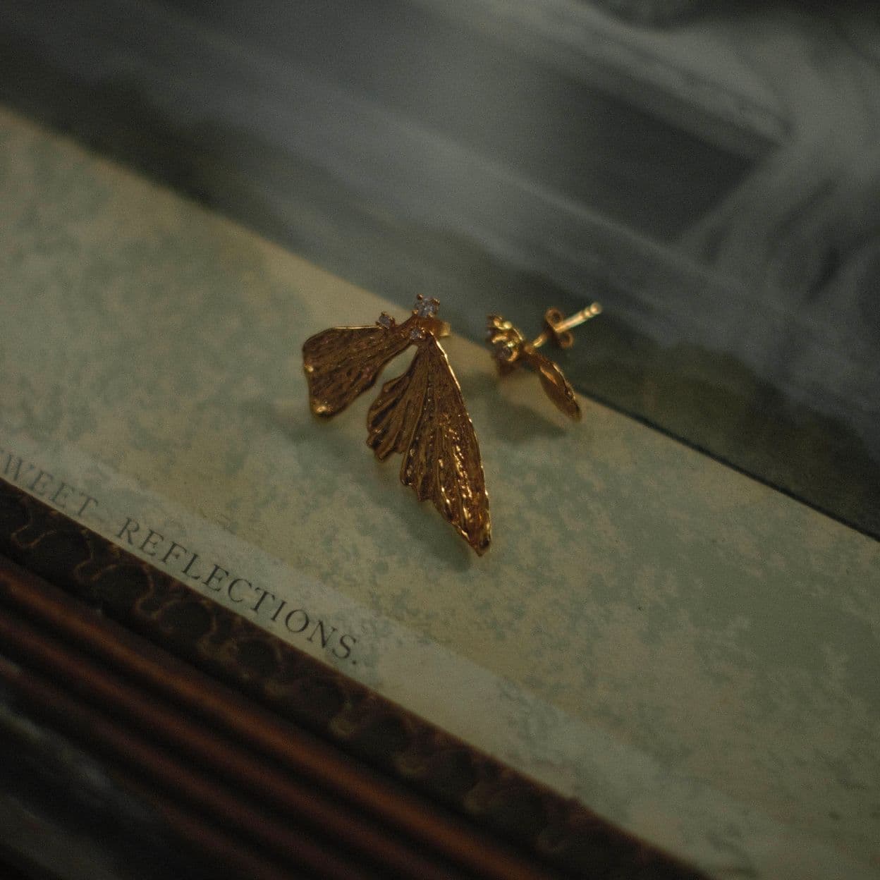 Купить Инсайт Серьги-пусеты асимметричные, позолота