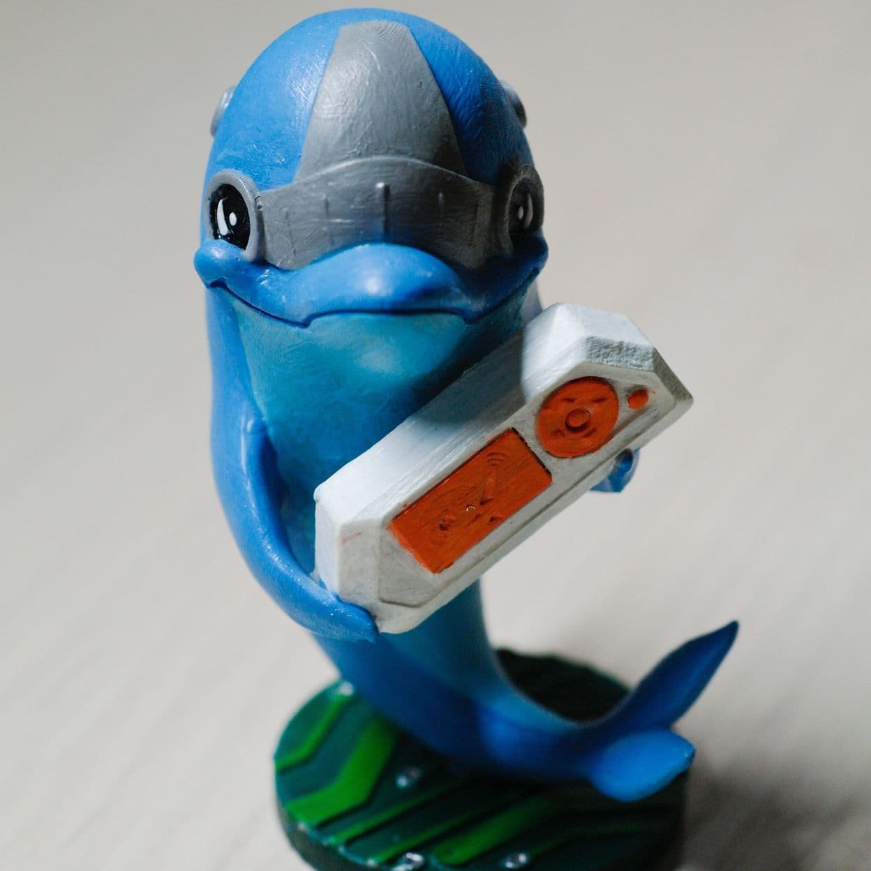 Купить Фигурка дельфина с Flipper Zero