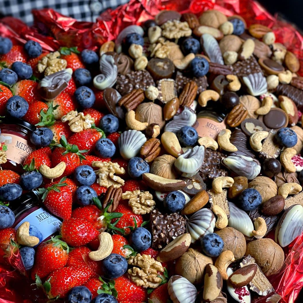 Купить Букет сердце из конфет и ягод арт. 462