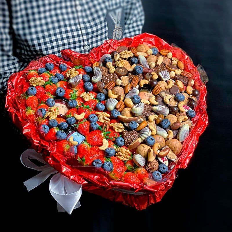 Купить Букет сердце из конфет и ягод арт. 462