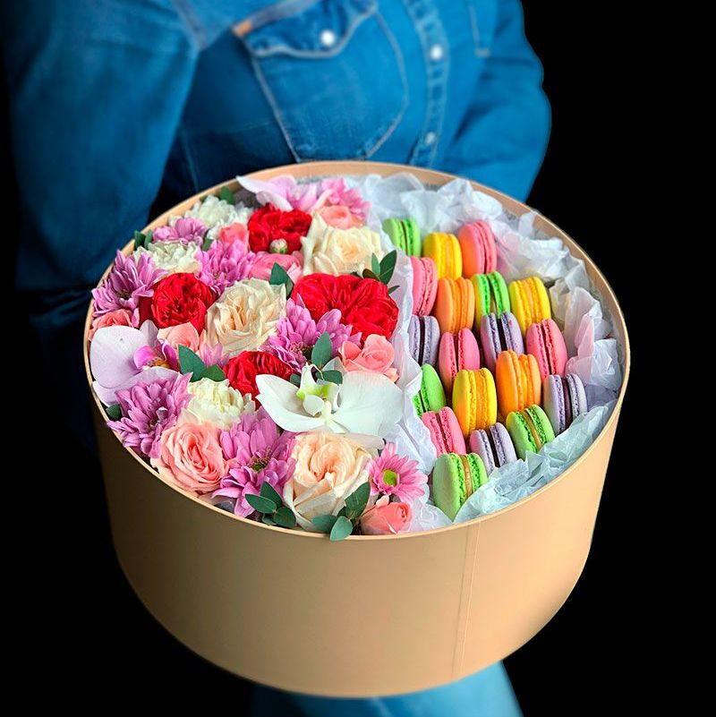Купить Коробка из цветов и макаронс арт. 274
