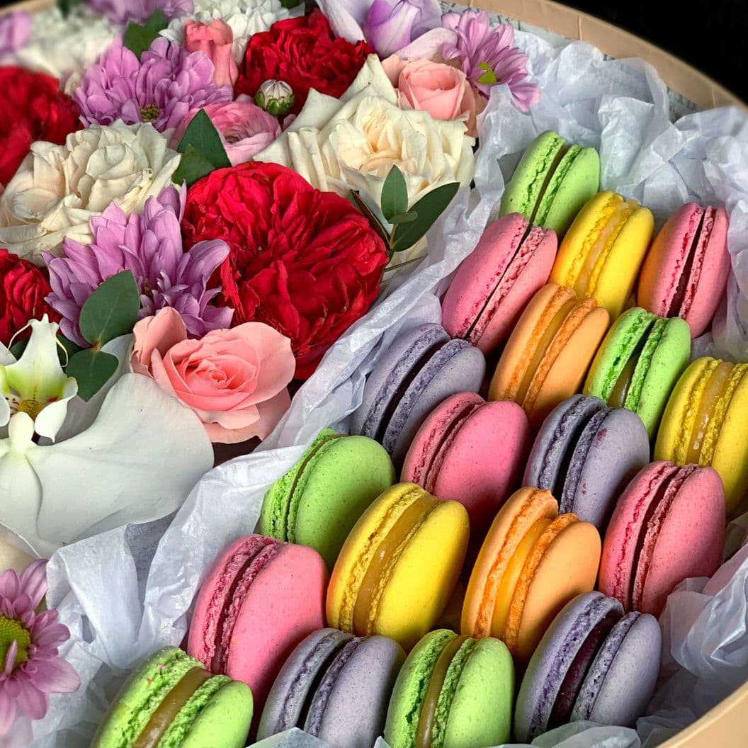 Купить Коробка из цветов и макаронс арт. 274