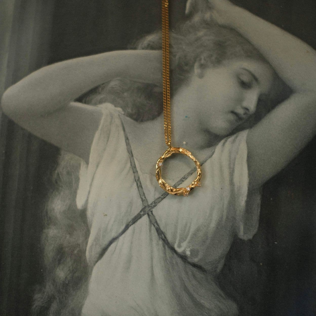 Купить Инсайт Колье-круг со вставками, позолота