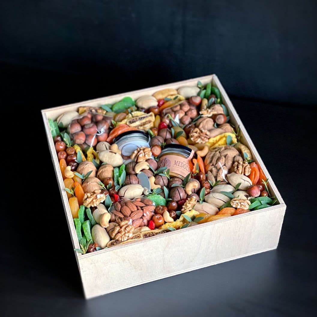 Купить Бокс из орехов и сухофруктов арт. 131