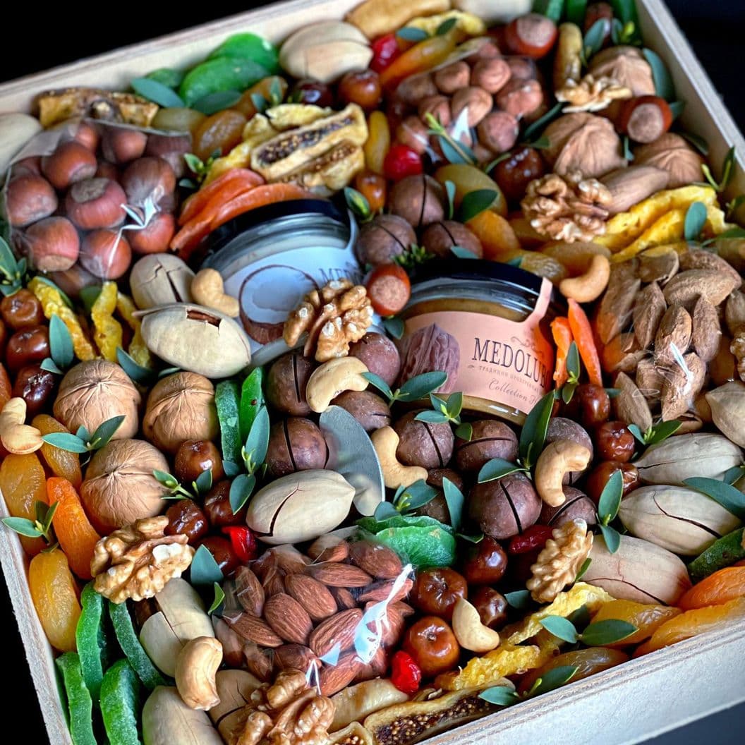 Купить Бокс из орехов и сухофруктов арт. 131