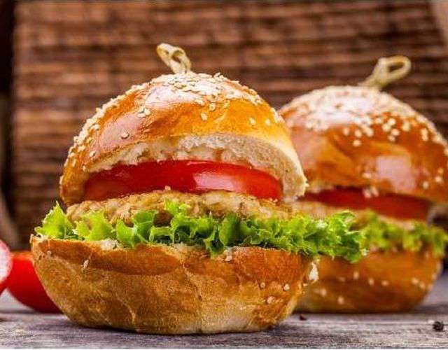 Купить Бургер с куриными сосисками