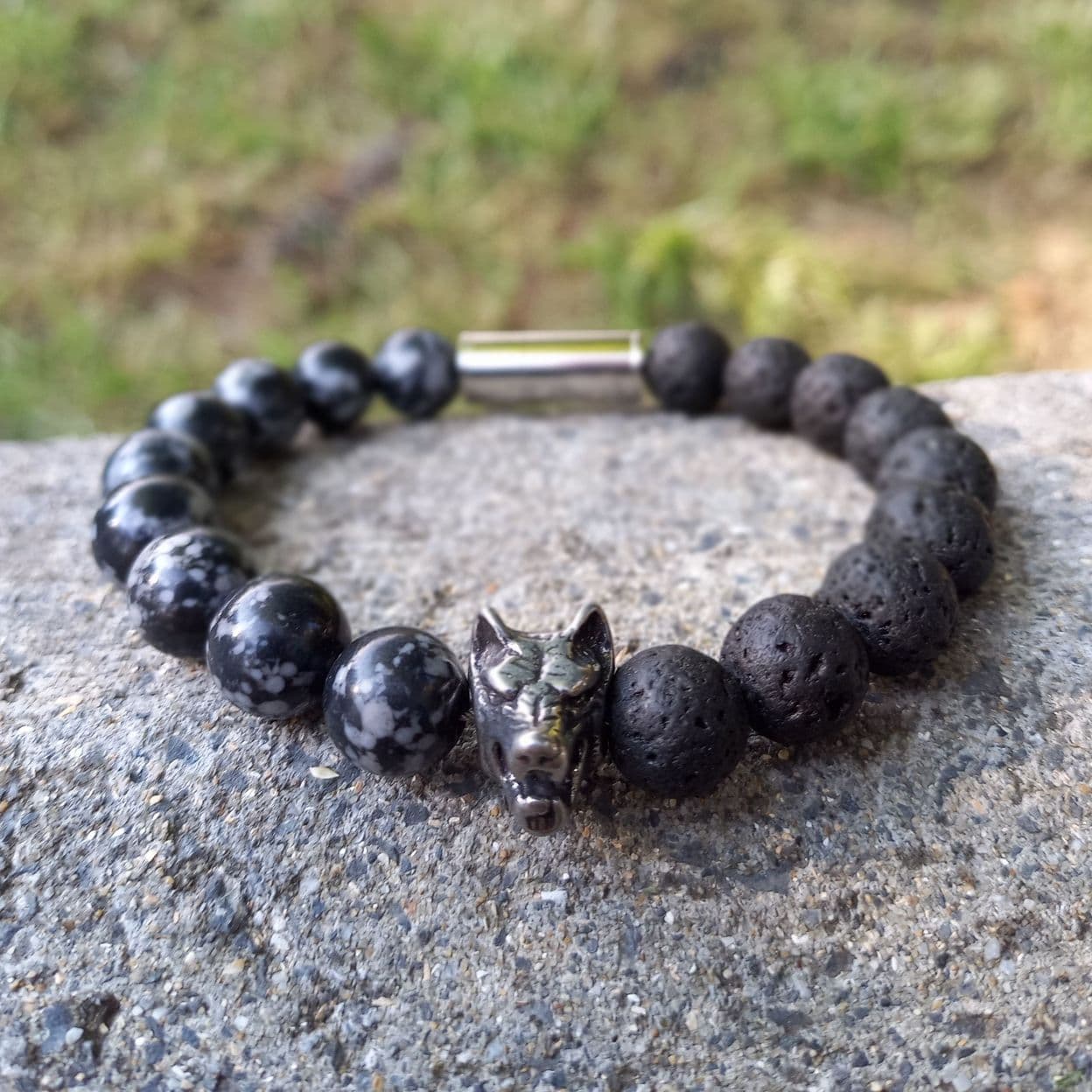 Купить Лава и снежный обсидиан 10 мм. Браслет "Волк" мужской / женский из натуральных камней, магнитный замок, сталь (арт. ODB001)