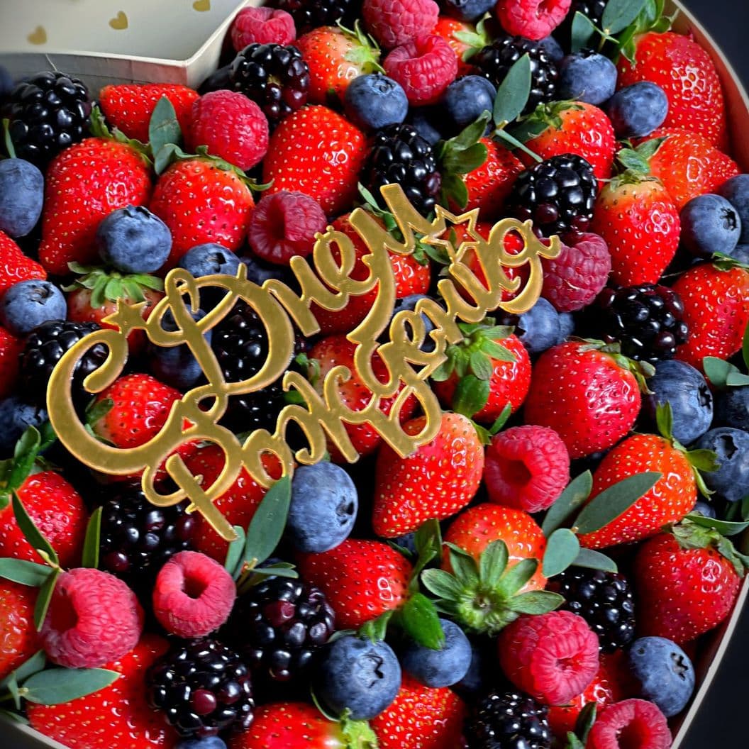 Купить Букет в виде сердца из ягод арт. 450