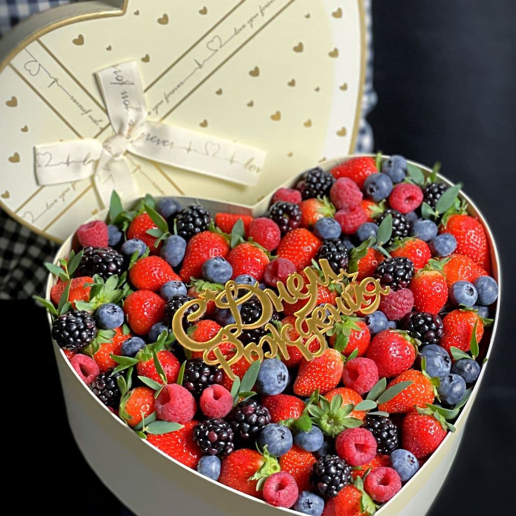 Купить Букет в виде сердца из ягод арт. 450